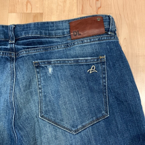 DL1961 Azalea relaxed Distressed blue jeans-size 31 - Picture 7 of 8